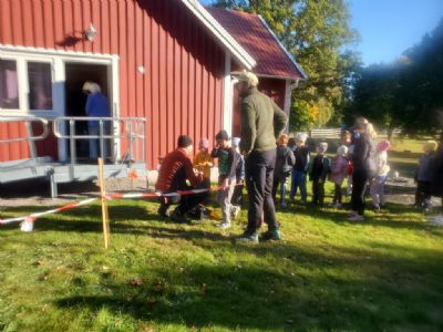 Lång kö för att starta på banorna i trädgården. Samtidigt hölls Bingopromenaden med start i klubbstugan.