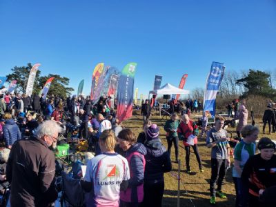 2025 &aring;rs Sverigepremi&auml;r gick vid Friseboda i str&aring;lande v&auml;der. H&auml;ng p&aring; och upplev fantastisk orientering i sandterr&auml;ngen vid &Aring;huskusten.
