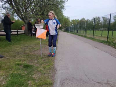 Sofie stämplar i mål i D 12 efter ett bra lopp.