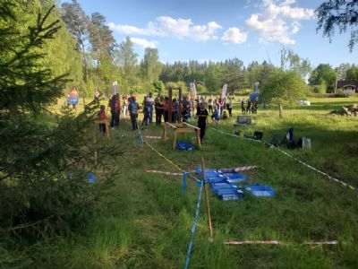 Förväntansfulla barn i väntan på sina lopp.