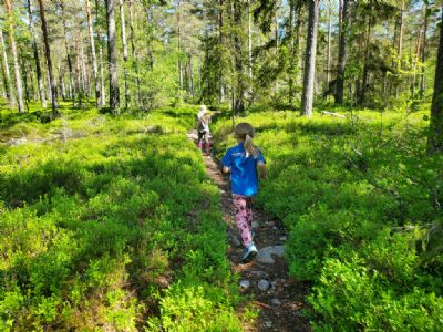 Freja och Agnes i den illgröna terrängen. Härligt! Tjejerna har nu sprungit tillsammans både på Ungdomens 5-Dagars och våra egna träningar.