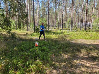 	Emma Persson går i mål på Allan Höglind Cup 3 vid Skarptorpet 2025.