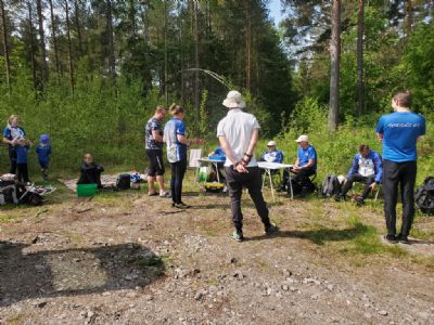Samling i gläntan för lottning av lag.