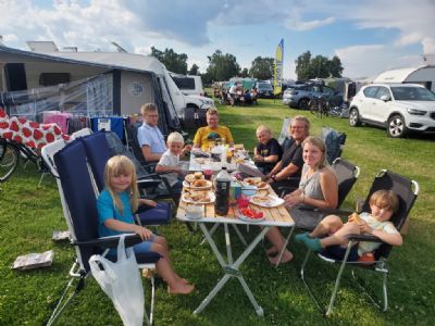 Kycklingkväll! En tradition som följt med länge under O-ringen. Många i klubben har samlat på sig många upplagor och detta är en av höjdpunkterna man ser fram emot under en härlig sommarvecka på 