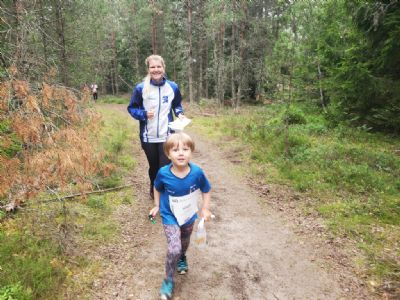 	Joar följd av skuggan Maria på den sista etappen av O-ringen i Jönköping 2025.