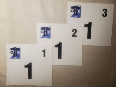 De nyinskaffade nummerlapparna har Tors&aring;s OK:s logga. Visst &auml;r de snygga!