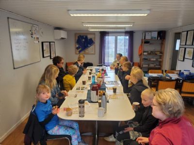 Det var tr&aring;ngt runt bordet under &ouml;vningar och fika. St&auml;mningen var god och det l&auml;rdes v&auml;ldigt mycket p&aring; kort tid.