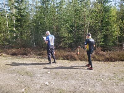 Torsten p&aring; v&auml;g ut i terr&auml;ngen f&ouml;ljd av Lasse &Aring;berg, Kalmar OK.