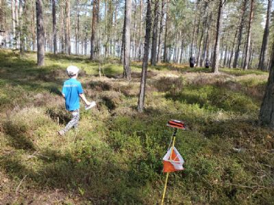 Joar har precis tagit kontrollen stigf&ouml;rgreningen i den &ouml;ppna terr&auml;ngen. Framf&ouml;r springer nya familjen Kaldner best&aring;ende av Martin, Lotta och Axel. De har nu deltagit p&aring; tv&aring; s&ouml;ndagstr&auml;ningar i rad. J&auml;tteskoj!