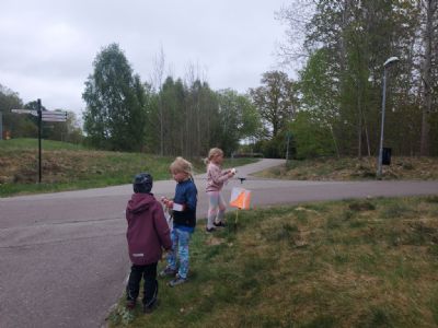 Tors&aring;s OK-samling vid en kontroll d&aring; Joar, Agnes och Freja st&auml;mplade samtidigt vid en kontroll.