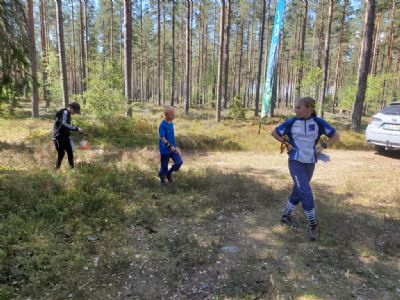 Ungdomar p&aring; rad g&aring;r i m&aring;l. Axel, Viktor och Sofie har precis st&auml;mplat in.