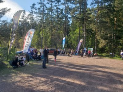 Klubbsymbolerna samlade runt parkeringen vid Keversh&auml;ll.