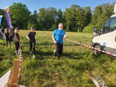 Lika m&aring;lmedvetna. Axel och skuggan Martin metrarna innan m&aring;l.