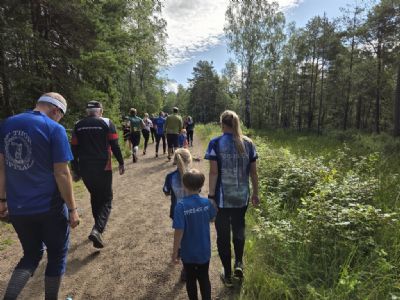 P&aring; v&auml;g till start! Agnes, Joar och Maria &auml;r p&aring; v&auml;g till start AD Bildelar. Vi fick fint v&auml;der under de flesta etapperna. Det var f&ouml;rst p&aring; sista etappen det kom lite regn.