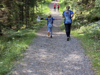Agnes f&auml;ller ut vingarna och flyger i nerf&ouml;rsbacken.