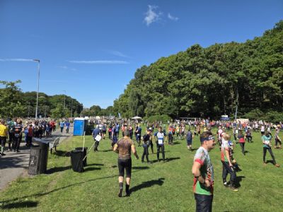 Ett myller av orienterare vid starterna p&aring; etapp 3. Den etappen gick i Slottsskogen och liknade Ronneby brunnspark men med starkare kupering.