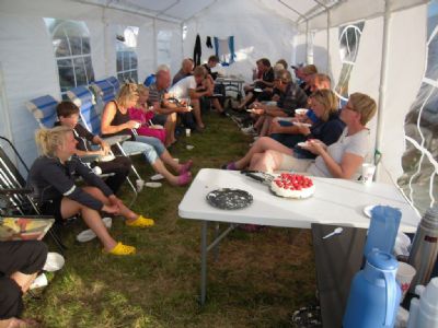 Födelsedagsfirande av Gustav Olsson under O-ringen i Halmstad 2012.