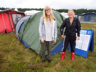 Emma och Maria framför sitt tält vid 2011 års O-ringen på Moheds camping.
