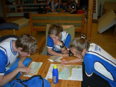 	Förberedelser inför lagtävlingen under Torsås OK:s sommarläger hos OK Orion. Året var 2009 och på bilden syns Björn Norrliden, Sara Emilsson och Elise Hjelm.