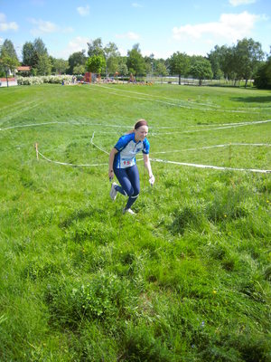 Emma spurtar i mål på parstafetten i Jämjö 2010.