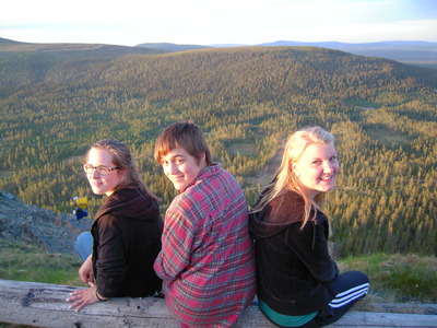 Sara, Elise och Maria vid toppen av Idre fjälls brantaste backe.