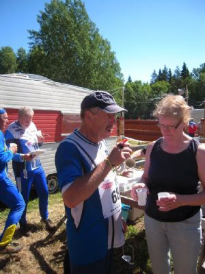 Tommy har kommit i mål på det otroligt varma Tjoget 2010. Ulla hjälper till att släcka törsten.