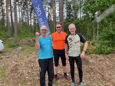 Fjolårssegrarna i vår fina klubbstafett, Föreningskavlen. Fr.v. Tommy, John och Adrie.