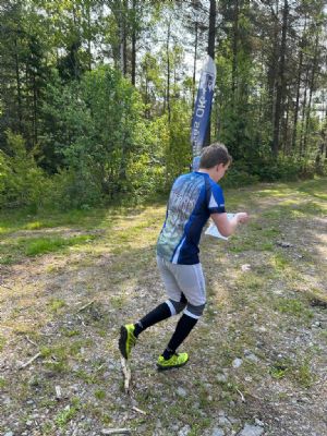 Simon Fogelström på väg ut i starten mot förstakontrollen branten.