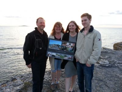 Anders med familj när de tackades för 10 år av Ölandsläger på norra Öland.